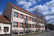 Základní škola v Moravském Žižkově, ke které přiléhá bývalá budova obecního úřadu. Ta se má proměnit ve školní jídelnu.