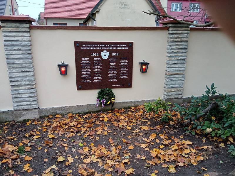 Ve Starovicích se nově nachází pamětní deska vojákům, kteří padli v první světové válce. O její vznik se zasadil Vilém Barák s rodinou.