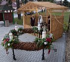 Strachotínští žijí už od první adventní neděle Vánocemi. Prostranství před obecním úřadem zdobí obrovský adventní věnec vytvořený stylově z rývků z vinohradu.