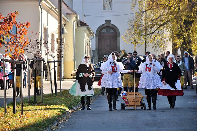 Obec pod Pálavou Perná na Břeclavsku ožila v sobotu Martinskými babskými hody. Dědinu pobavila třicítka žen v krojích.