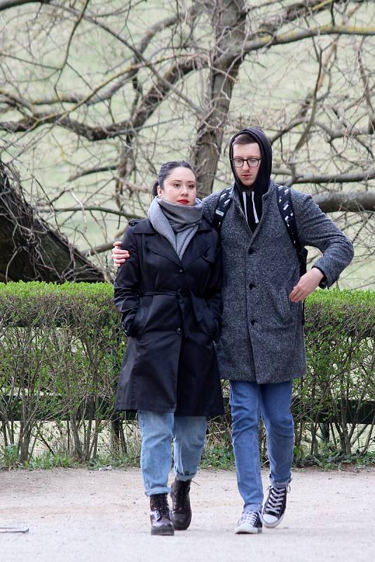 Trávník na zámku ve Valticích ozdobila velikonoční vejce, na zámecké louce se uskutečnil rokokový piknik.