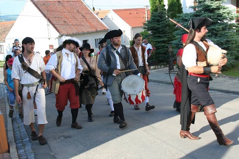 Pirátská družina ve čtvrtek vyplenila Pavlov. Dobrodruh z Podivína Luděk Kocourek si tam i s částí posádky, lodním dudákem a šermíři připomněl sedmiměsíční plavbu na palubě plachetnice La Grace. 