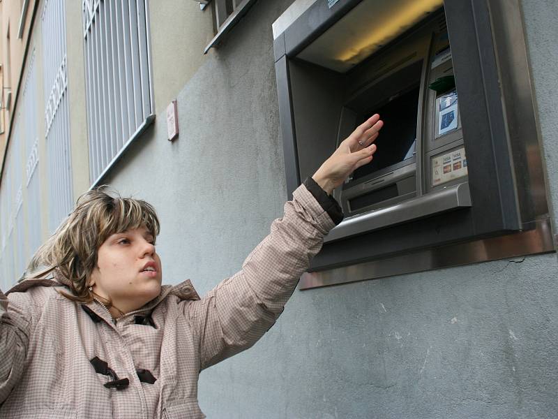 Vozíčkáři si v centru Hustopečí vyzkoušeli přístup do budov a na úřady. S nimi i dobrovolníci bez handicapu a s kamerou v ruce. 