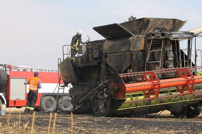 U Staroviček hořel kombajn a desítky hektarů pšeničného pole. Byl vyhlášen druhý stupeň požárního poplachu.