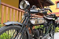 Asi šedesátka motorkářů na strojích anglických značek křižovala v pátek Břeclavskem. Na cestu se vydala i nejstarší "mašina" z roku 1916. Po poledni se účastníci jízdy zastavili v Penzionu Mlýn u Sedlece.
