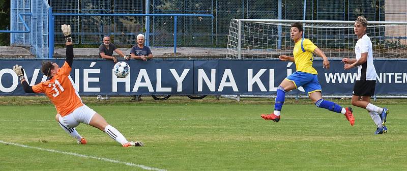 Břeclavští fotbalisté (v bílých dresech) zahájili letní přípravu výhrou nad Ivančicemi.