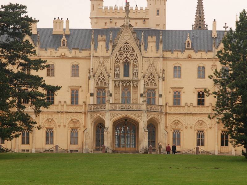 Lednický zámek, zapsaný v seznamu světových památek UNESCO, láká první turisty k procházkám, ať už kolem zámku či cestami rozlehlým parkem až k šedesát metrů vysokému minaretu.