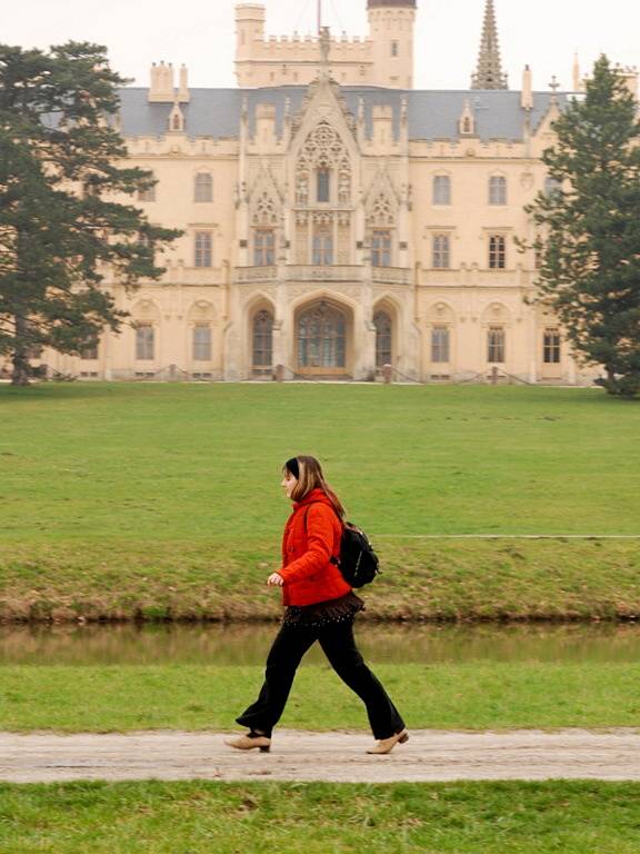 Lednický zámek, zapsaný v seznamu světových památek UNESCO, láká první turisty k procházkám, ať už kolem zámku či cestami rozlehlým parkem až k šedesát metrů vysokému minaretu.