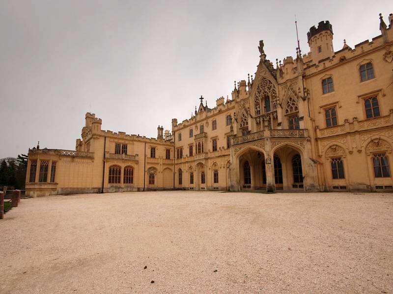 Lednický zámek, zapsaný v seznamu světových památek UNESCO, láká první turisty k procházkám, ať už kolem zámku či cestami rozlehlým parkem až k šedesát metrů vysokému minaretu.