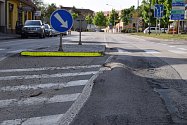 Silnice na průtahu Valticemi je před turistickou sezonou ve velmi špatném stavu. Státní silničáři slibují provizorní opravu. V plánu je i nákladná rekonstrukce příští rok.