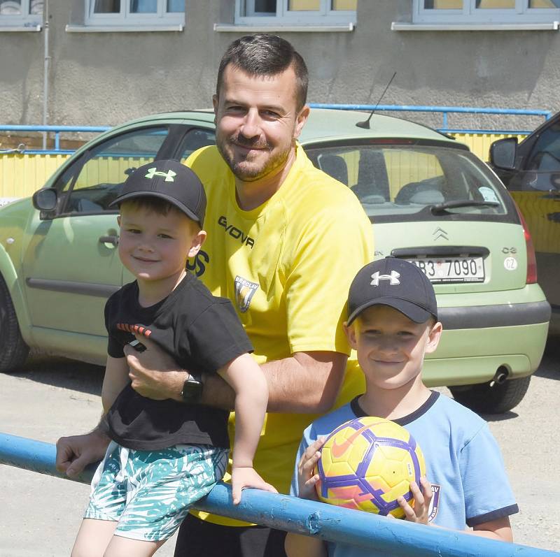 Fotbalisté Břeclavi (ve žlutých dresech) podlehli Bystřici nad Pernštejnem 2:3