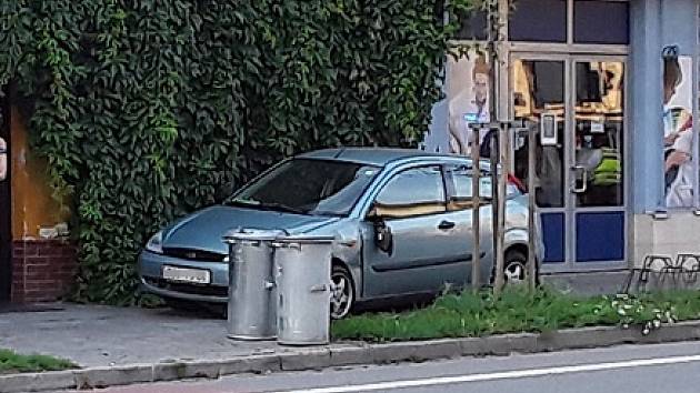 Pod vlivem mikrospánku vyjel řidič ze silnice a zastavil na chodníku před dveřmi prodejny, která se nachází přímo naproti břeclavské policejní budovy.