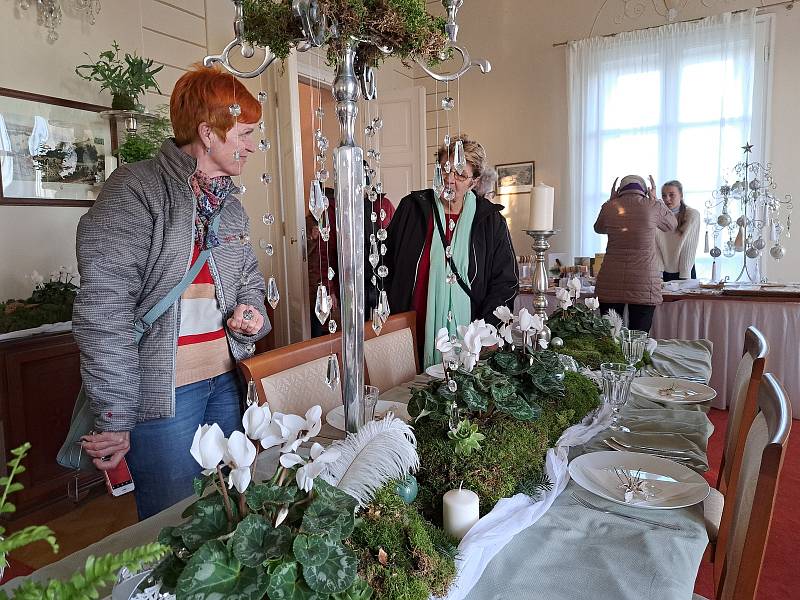 Studenti floristiky Mendelovy univerzity v Brně vyzdobili Rybniční zámeček v Lednici originálními vánočními dekoracemi. K vidění budou po celý víkend.
