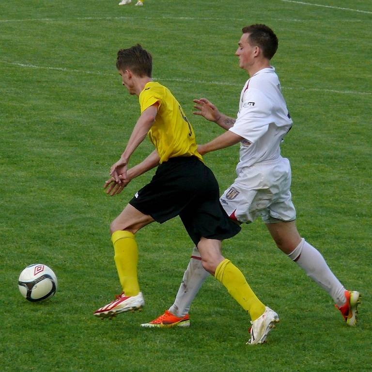 Břeclavští fotbalisté (v bílém) poprvé na jaře zvítězili. Porazili Hlučín 2:1.