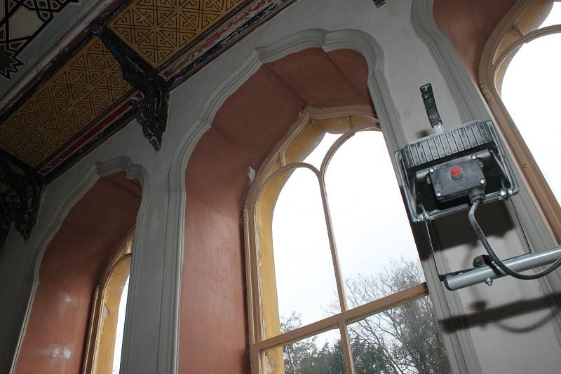 Restaurátoři obnovují zdi i oprýskanou stropní výmalbu interiéru lednického minaretu. Traduje se, že na té původní se podíleli arabští umělci. Turistům se místnosti v patře jedinečné památky zpřístupní po třiceti letech.