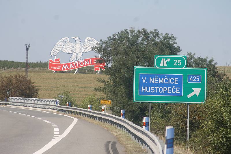 Orlice Mattoni u dálnice D2 u Hustopečí.