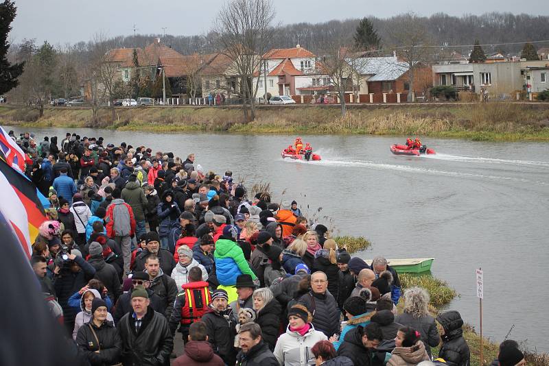 Otužilci plavali v břeclavské Dyji. Voda měla dva stupně Celsia.