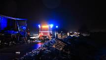 Kolize dvou kamionů a pěti osobních aut zablokovala v úterý po dvacáté hodině dálnici D2 u Velkých Němčic. 