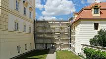 Turistická sezona 2020 se na zámku ve Valticích na Břeclavsku rozjíždí postupně. Přístupný je park, od 11. května se vrátila i výstava kostýmů z filmu o císařovně Marii Terezii.