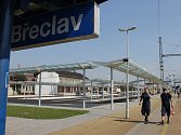 Autobusy ještě na novém přestupním terminálu v Břeclavi nejezdí. Dělníci nicméně už dolaďují poslední detaily a práce na něm finišují. Nákladná stavba se má slavnostně otevřít v pátek šestadvacátého září.