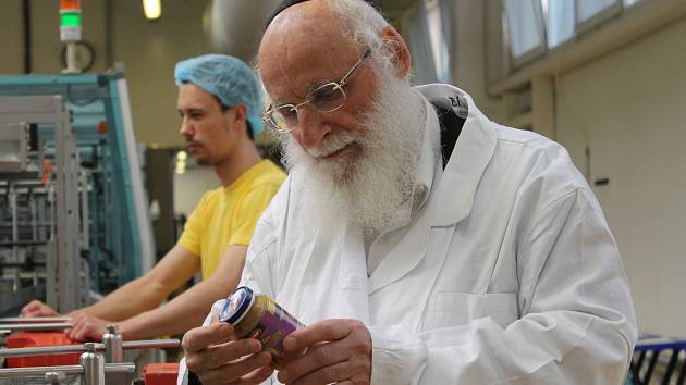 Rabín Benjamin Hoffman dorazil do Podivína, aby dohlédl na výrobu košer produktů.