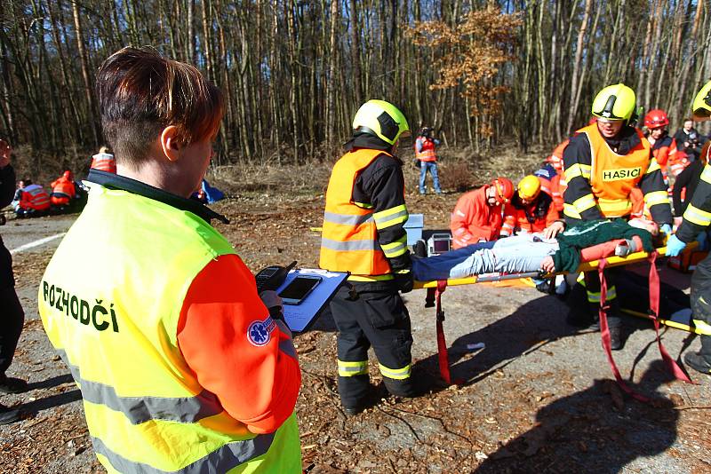 U hromadné dopravní nehody v Bořím lese u Břeclavi zasahovaly desítky hasičů, záchranářů a policistů. Šlo pouze o cvičení.