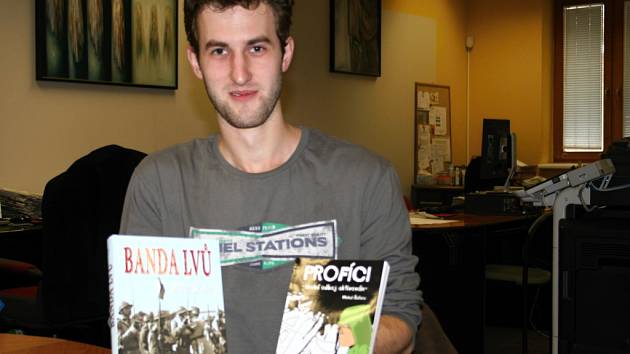 Jednadvacetiletý spisovatel Michal Šefara z Břeclavi se dočkal. Na pultech knihkupectví se objevily jeho dvě knihy.