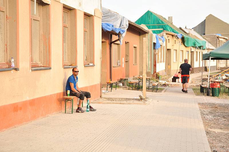 Pátý den po katastrofě. V obcích  poškozených tornádem, začaly první demolice domů, zatím jen v režii majitelů nemovitostí. Řízené demolice 115 domů kraj zahájí příští týden.