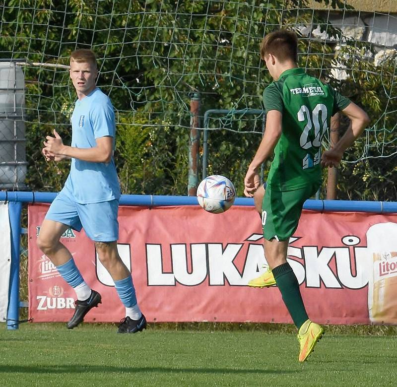 Fotbalisté Lednice (v modrých dresech) vstoupili do krajského přeboru výhrou 1:0 nad Ráječkem.