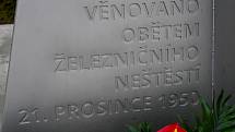 Nový památník obětem srážky vlaku a autobusu z prosince 1950 na železničním přejezdu v Podivíně na Břeclavsku. K výročí ho odhalili představitelé Velkých Bílovic a Podivína.
