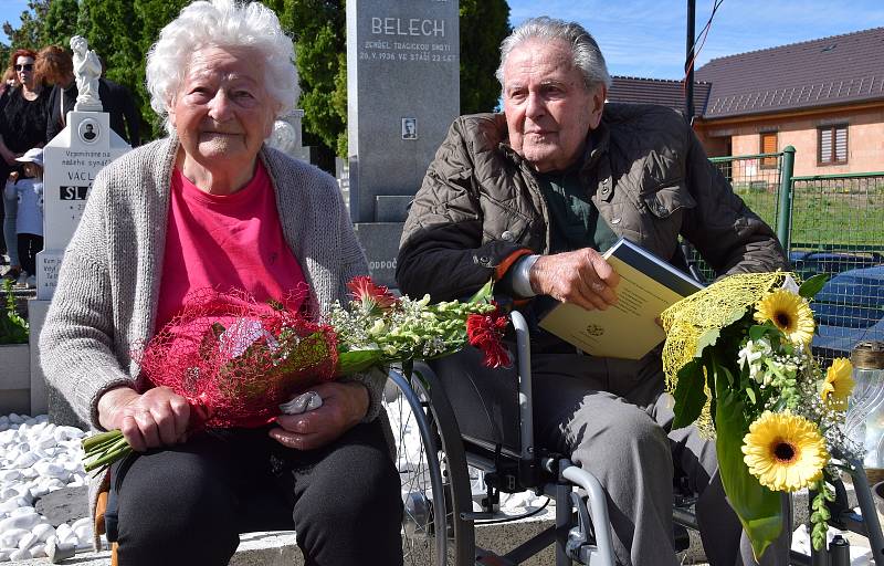 Vzpomínkový akt k výročí pětaosmdesáti let od nešťastné tragédie v řece Dyji na Nových Mlýnech. Na snímku Vlasta Bartošicová a Květoslav Štefka, kteří se tragického výletu účastnili.