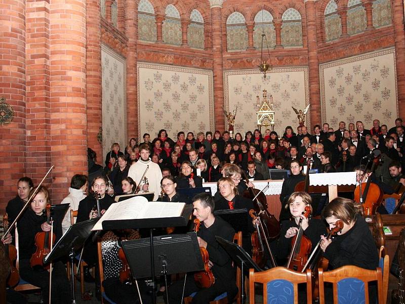 Zpěváci a hudebníci předvedli v poštorenském kostele Dvořákovy Svatební košile.