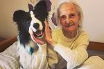 Michaela Rohrerová z Uherčic na Břeclavsku pomáhá léčit důchodce se svým speciálně vycvičeným psem (na snímku). Terapií zvanou canisterapie.