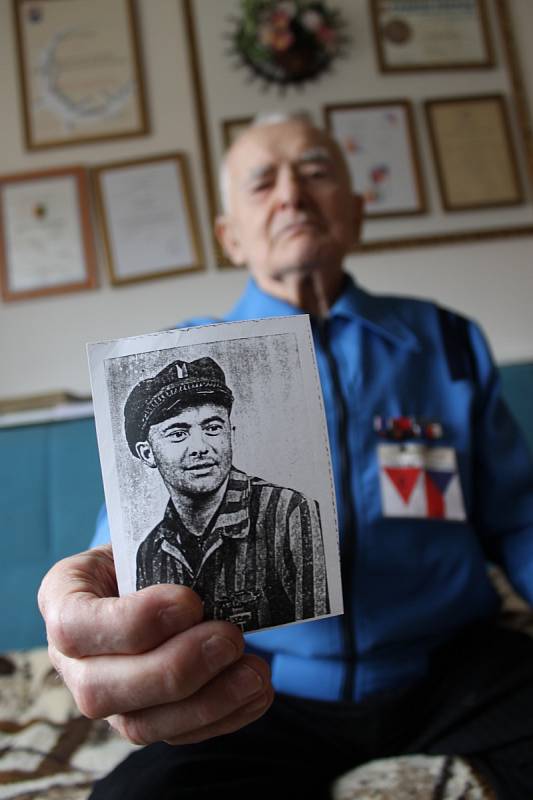 Dvaadevadesátiletý rodák z Bořetic na Břeclavsku Oldřich Jedlička nyní žije v Brodu nad Dyjí. Mezi svými fotkami našel i tu z konce druhé světové války. V koncentračním táboře Flossenbürg, kterým prošlo až sto tisíc vězňů, dostal číslo 4006.