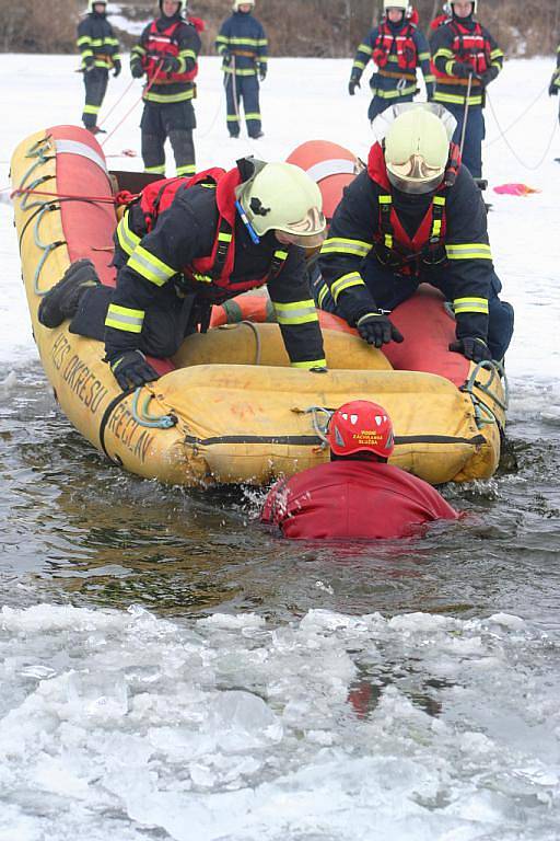 Břeclavští hasiči nacvičovali na zamrzlém rybníku za městem záchranu člověka, pod kterým se prolomil led.