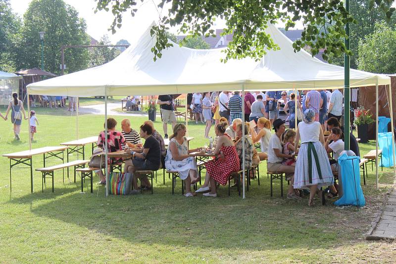 Tradiční folklorní festival Kraj beze stínu.