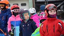 V Němčičkách zahájili v sobotu 7. prosince kurzy v lyžařské škole. Kapacita je zcela zaplněná. Učit lyžovat se na nejníže položeném svahu ve střední Evropě bude na 380 dětí.