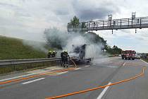 Na šestnáctém kilometru dálnice D2 začalo ve čtvrtek odpoledne hořet nákladní auto.