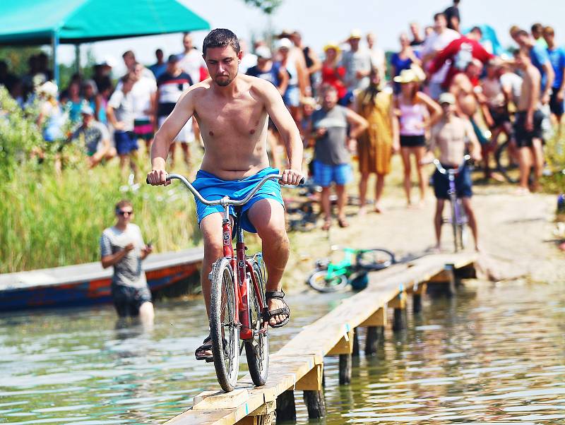 První ročník Pavlovické lávky. Lidé na kole přejížděli lávku na rybníku Zahájka.