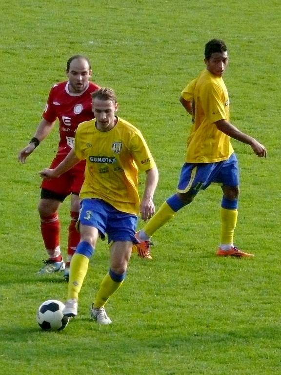 Břeclavští fotbalisté (ve žlutém) doma porazili Třebíč.