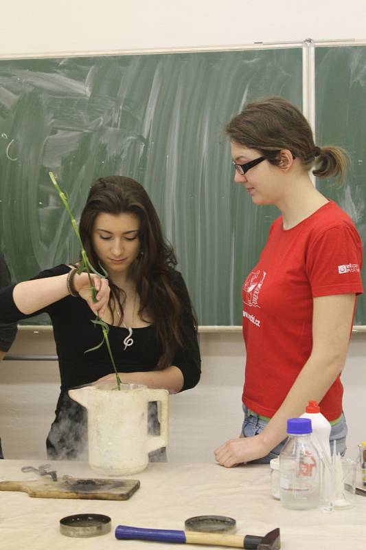 Do hustopečského gymnázia zavítali studenti vysoké školy chemicko-technologické z Prahy, kteří si pro gymnazisty připravili zábavnou hodinu chemie.