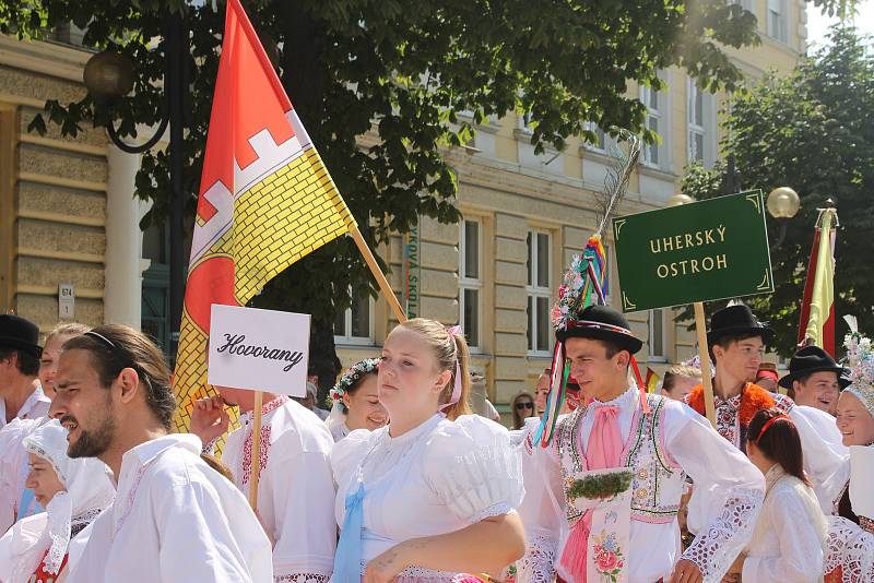 V sobotním průvodu po Břeclavi na třetím ročníku Setkání přátel jižní Moravy prošly až stovky krojovaných, dokonce i hosté ze Slovenska.