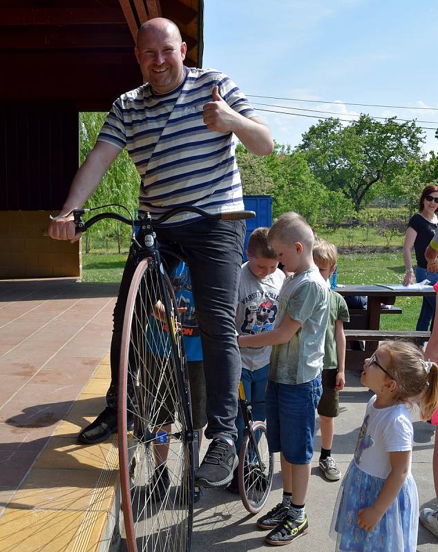 Jízdu na vysokém kole si vyzkoušel i tamní starosta Tomáš Bílek.
