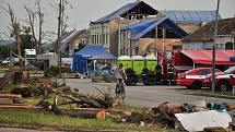 Pátý den po katastrofě. V obcích  poškozených tornádem, začaly první demolice domů, zatím jen v režii majitelů nemovitostí. Řízené demolice 115 domů kraj zahájí příští týden.