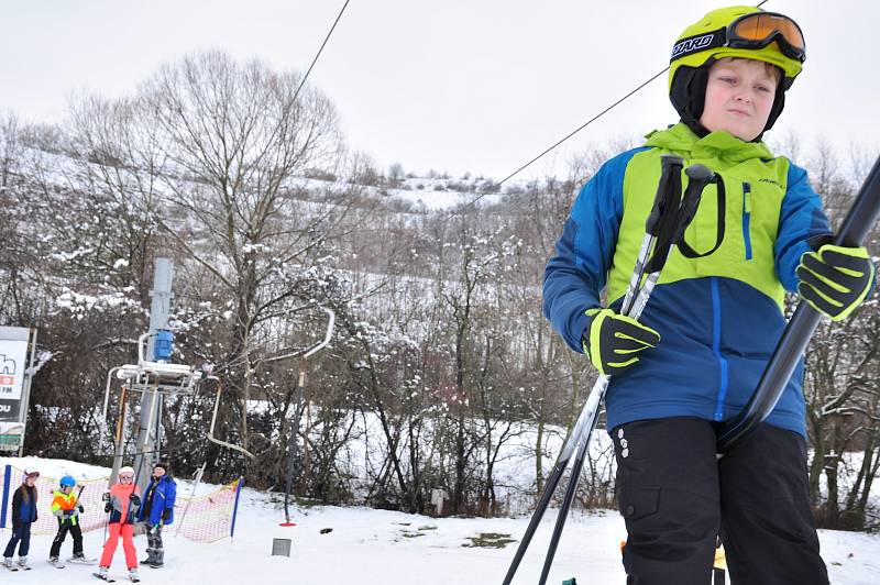 Unikátní lyžařský areál v Němčičkách na Břeclavsku zahájil sezónu. Přírodní sníh doplnila děla.