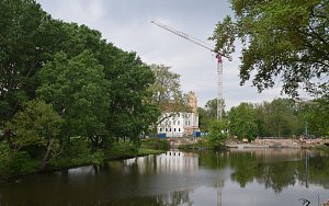 Vranův mlýn v břeclavském podzámčí nahradí nový Resort Zámecký mlýn. Jeho stavba je v plném proudu.