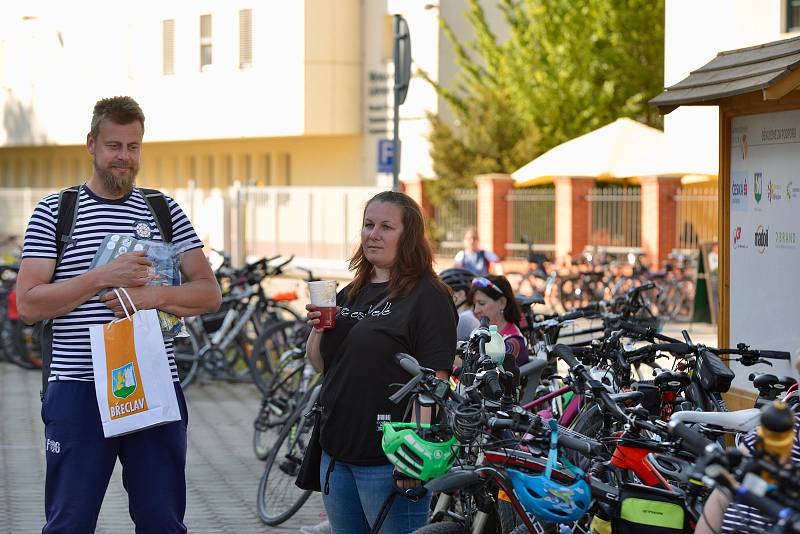 Příjemné sobotní počasí vytáhlo mnoho výletníků na letošní otevírání Lichtenštejnských stezek na Břeclavsku.