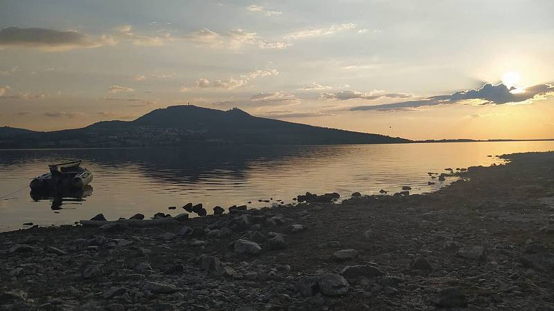Důsledky letního sucha jsou vidět v okoií přehrady v Šakvicích.