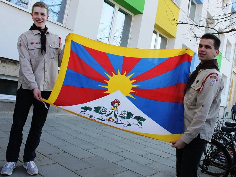 Skauti a skautky z břeclavského střediska Svatopluk v pondělí ráno vyvěsili tibetskou vlajku na stožár před radnicí. Ještě předtím se v centru města o kousek dál objevila i vlajka Číny. Na budově jedné z tamních realitních kanceláří visí poněkolikáté. 