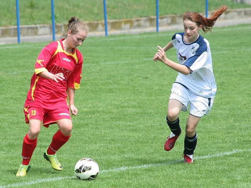 Fotbalistky Velkých Pavlovic (v červeném) dohrávaly utkání se Šardicemi v osmi hráčkách v poli.